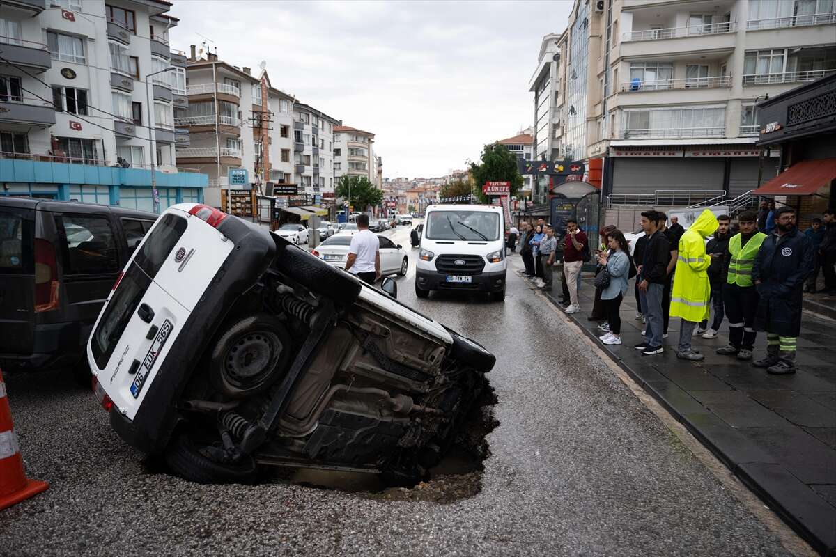 Sağanak Ankara'yı vurdu! Alt geçit göle döndü, otomobil çöken yola saplandı 2